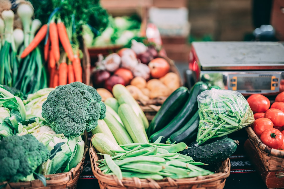 Well-organized sustainable kitchen with fresh vegetables and reusable storage containers