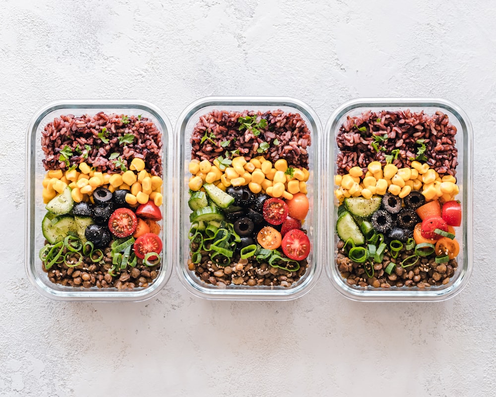 Whole grain bread with hummus and fresh vegetables
